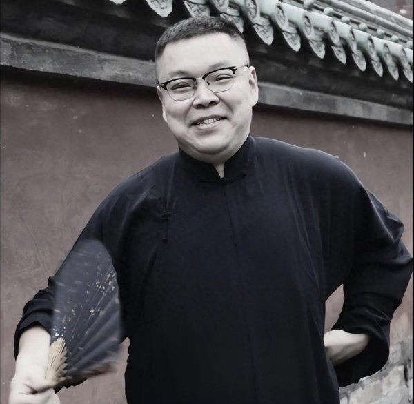 台面优配 痛心！相声演员修明炎去世，仅42岁，一家三口都没了，搭档曝死因